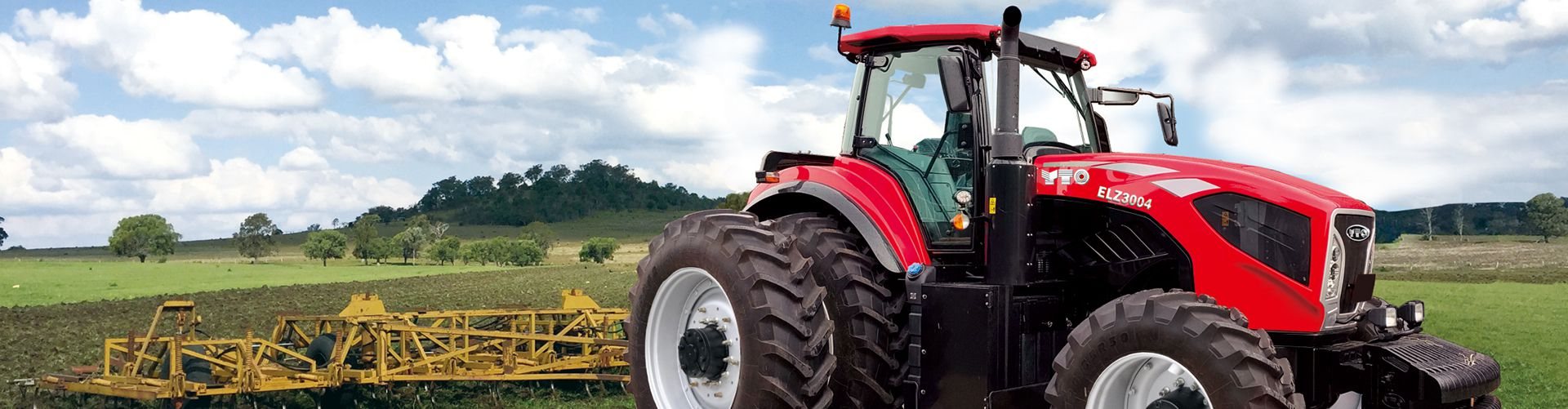 Trator YTO ELZ3004 trabalhando no campo com implemento
